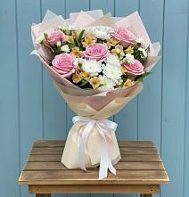 Букет цветов из:  Гвоздики, Орхидеи и Розы в Еремизино-Борисовской