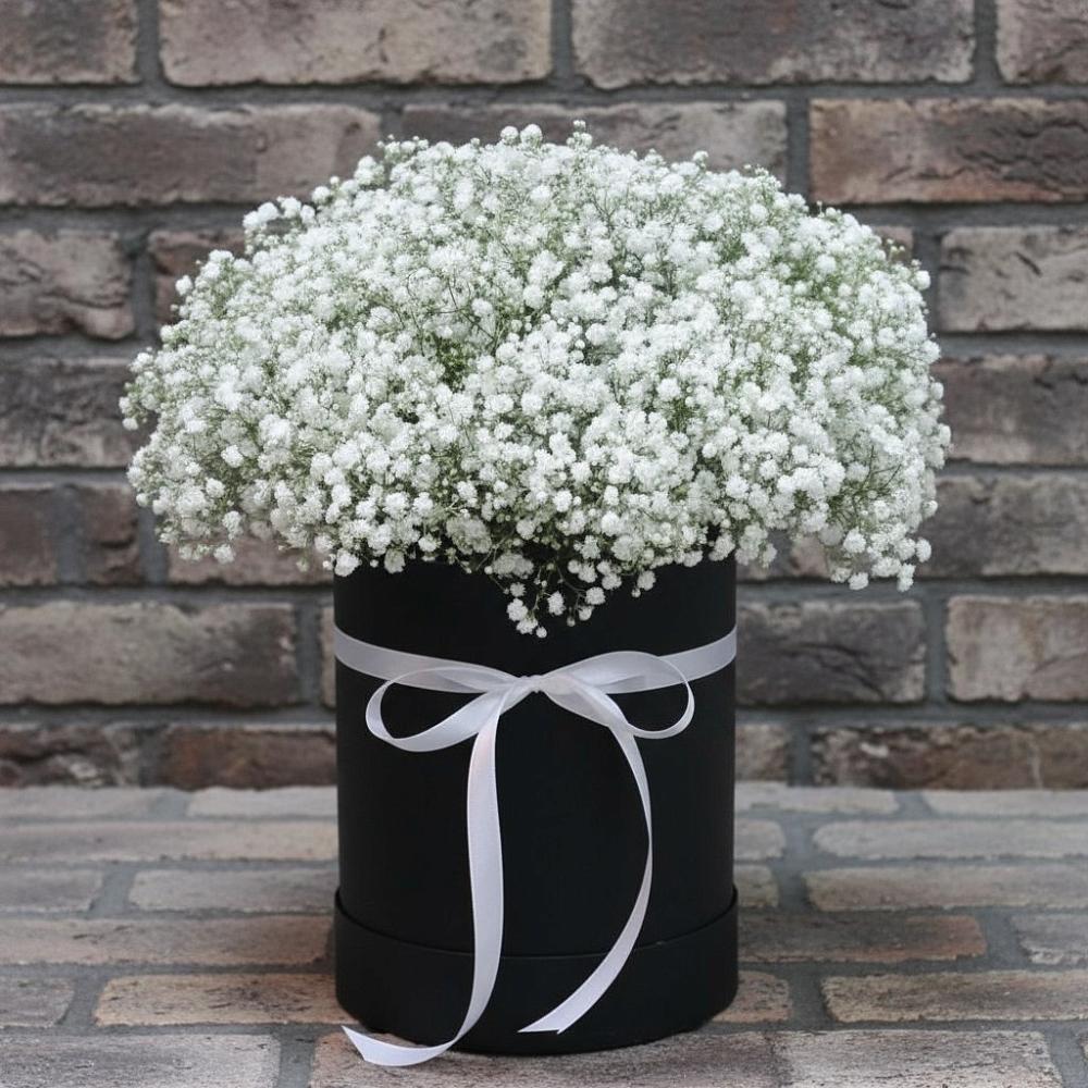 Цветочная композиция из Гипсофила в шляпной коробке в Еремизино-Борисовской