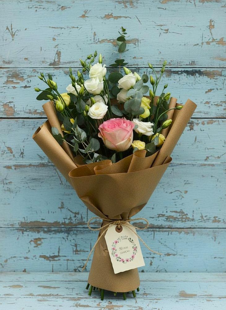 Букет цветов из: Розы и Лизиантусы в Еремизино-Борисовской