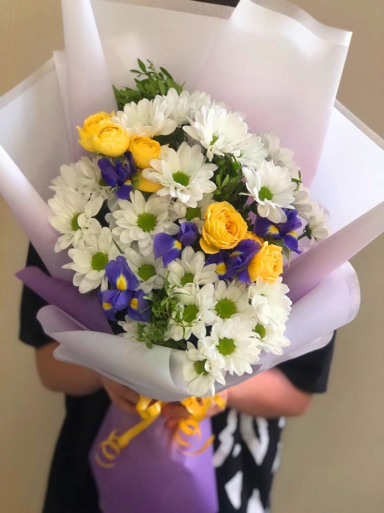 Букет цветов из: Ирисы, Хризантемы и Розы в Еремизино-Борисовской