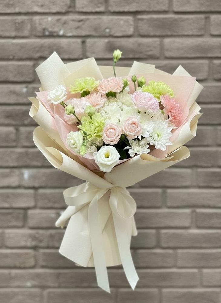 Букет цветов из: Гвоздики, Розы, Лизиантусы и Хризантемы в Еремизино-Борисовской