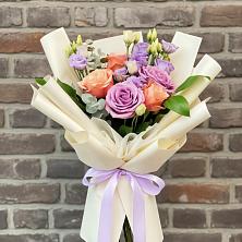 Букет цветов из:  Лизиантусы и Розы в Еремизино-Борисовской