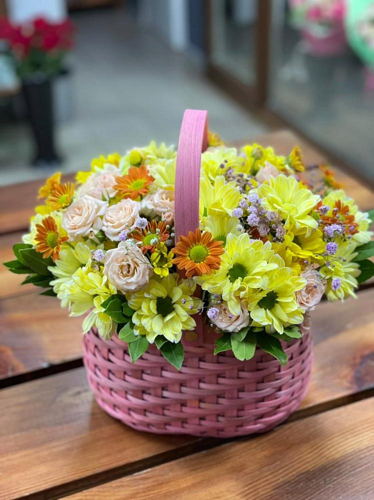 Цветочная композиция из Хризантемы и Розы в корзине в Еремизино-Борисовской