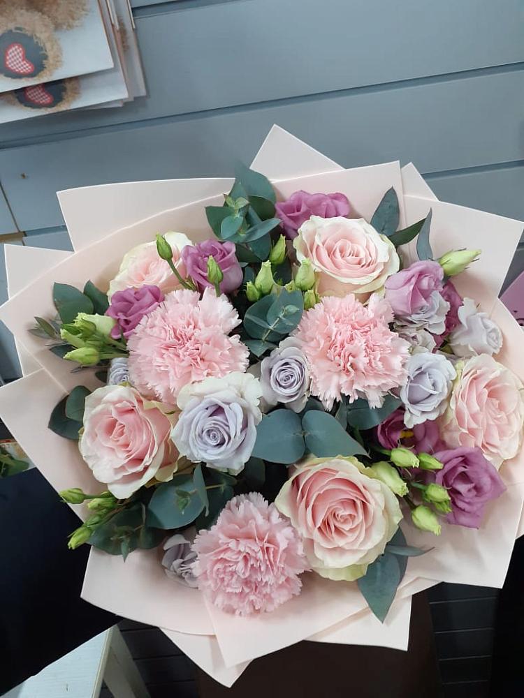 Букет цветов из: Розы, Гвоздики и Лизиантусы в Еремизино-Борисовской