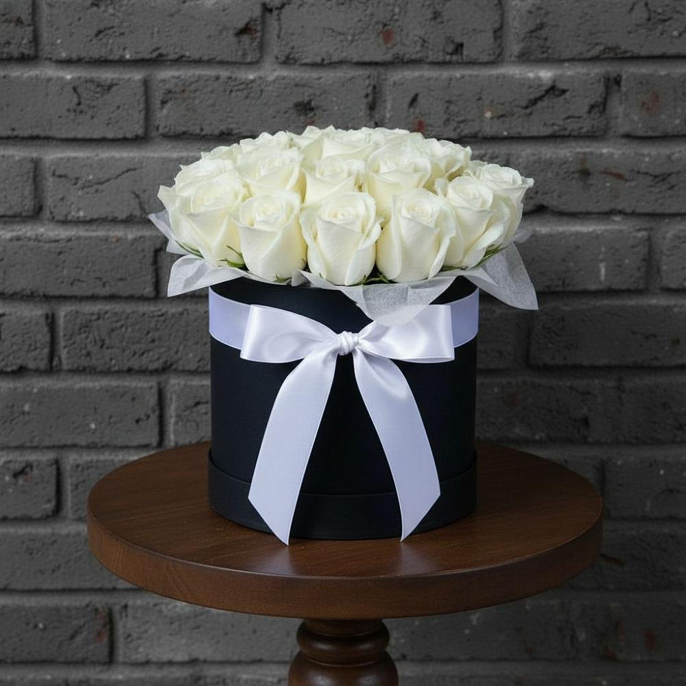 Цветочная композиция из Розы в шляпной коробке в Еремизино-Борисовской