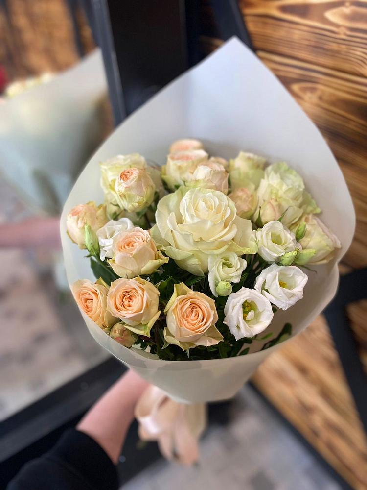 Букет цветов из: Розы и Лизиантусы в Еремизино-Борисовской